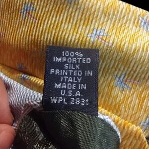 TOMMY HILFIGER MENS TIE YELLOW WITH BLUE PALM TREES 3.75 X 60